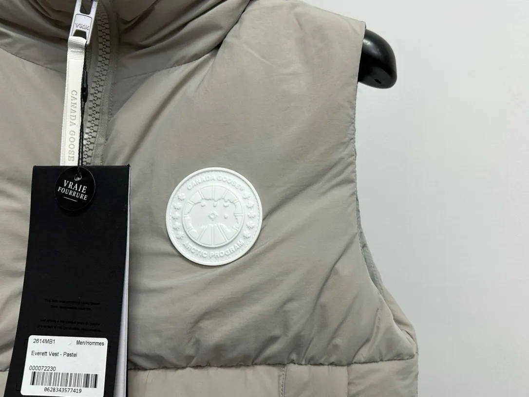 P490 【CANADA GOOSE】PASTELS white label series down vest. The white label series is a capsule limited series and the most popular PASTELS series this year. The chest labels are all white badges with pure silicone texture. The pattern has a strong contrast between concave and convex. The topographic map of Canada on the badge is lifelike. The plastic material used for currency logos on the market is very hard to the touch! Our original independent order accessories are all one-to-one customized original accessories. The imported YKK zippers have correct teeth, while the teeth of the fake zippers are very thick. The zipper webbing logo is printed with 3M fluorescent printing, and the original custom-made washable label. The placket webbing and wiring details are all restored to the original ones. Size: XS S M L XL XXL